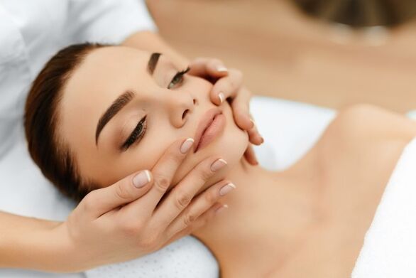 Plazminį veido atjauninimą galima derinti su masažu, odai sugijus